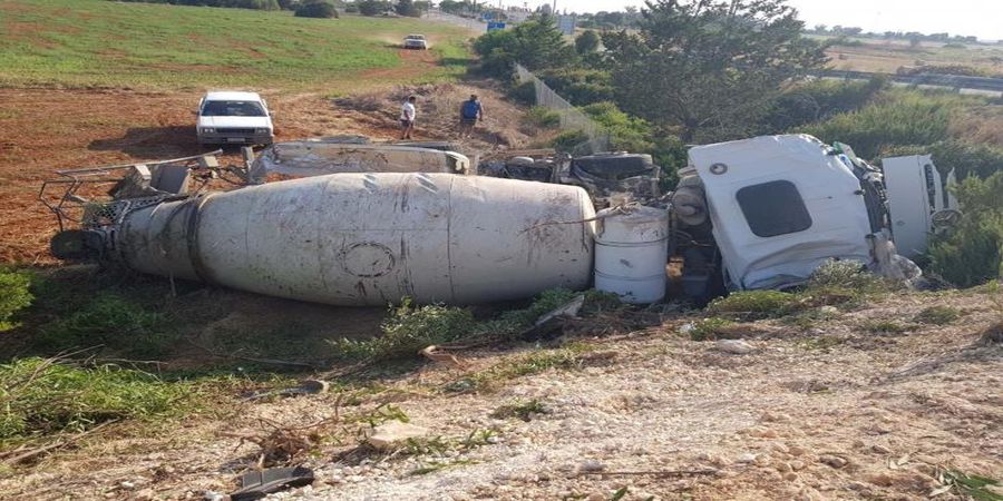 Φορτηγό ανετράπη σε χωράφι στον αυτοκινητόδρομο Αγίας Νάπας – Λάρνακας